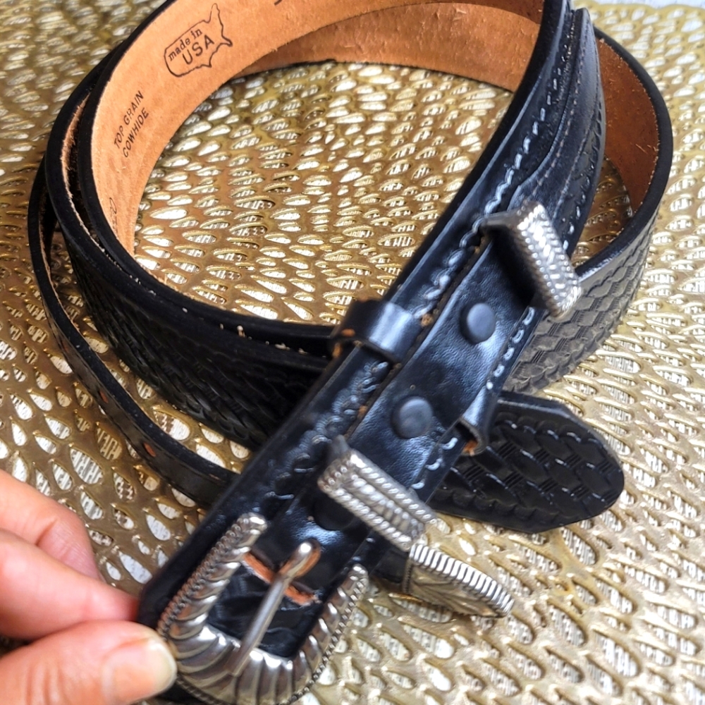 Like New !! Leather belt 38